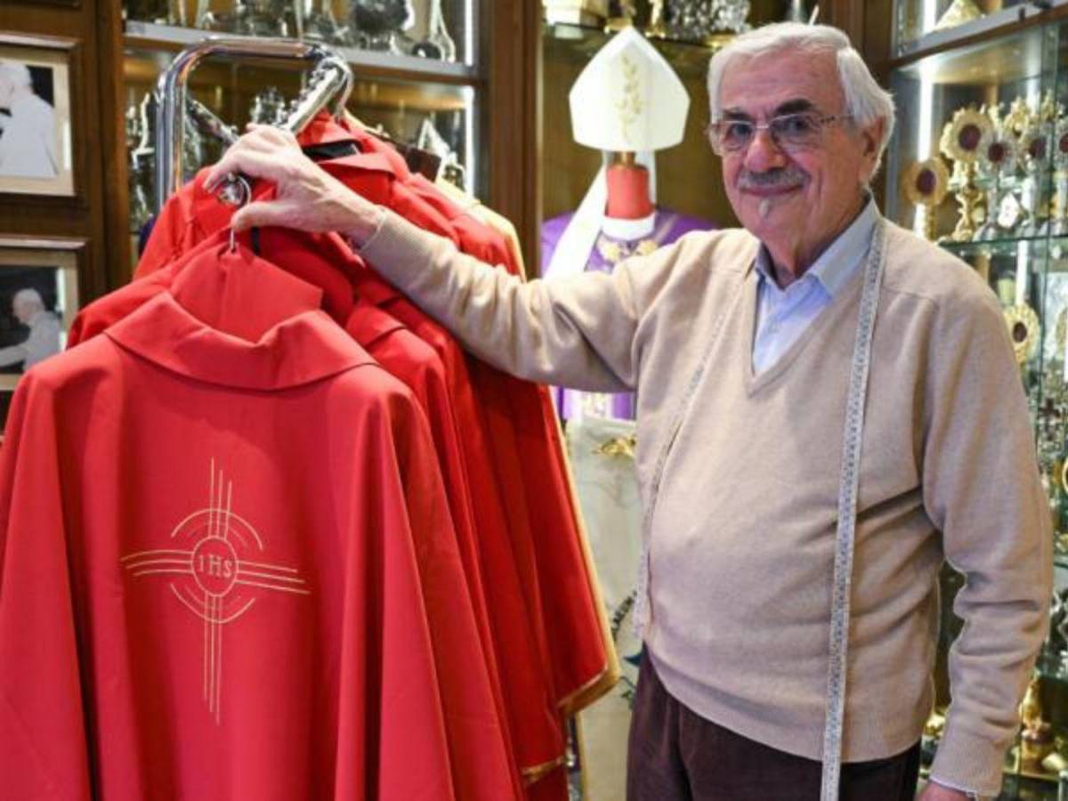 Mancinelli, sastre que viste a los papas, prepara el traje del próximo pontífice