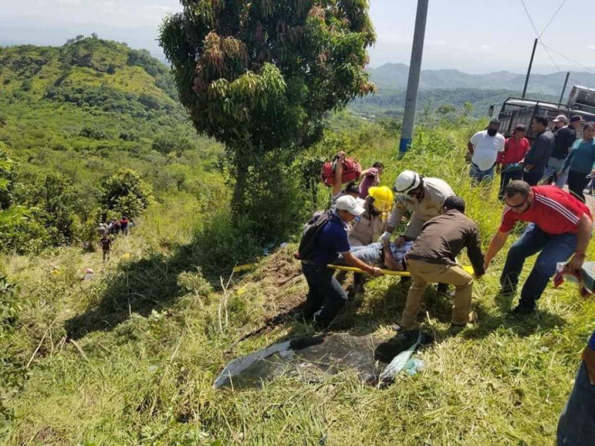 Dos muertos y unos 18 heridos tras precipitarse bus en hondonada en La Paz