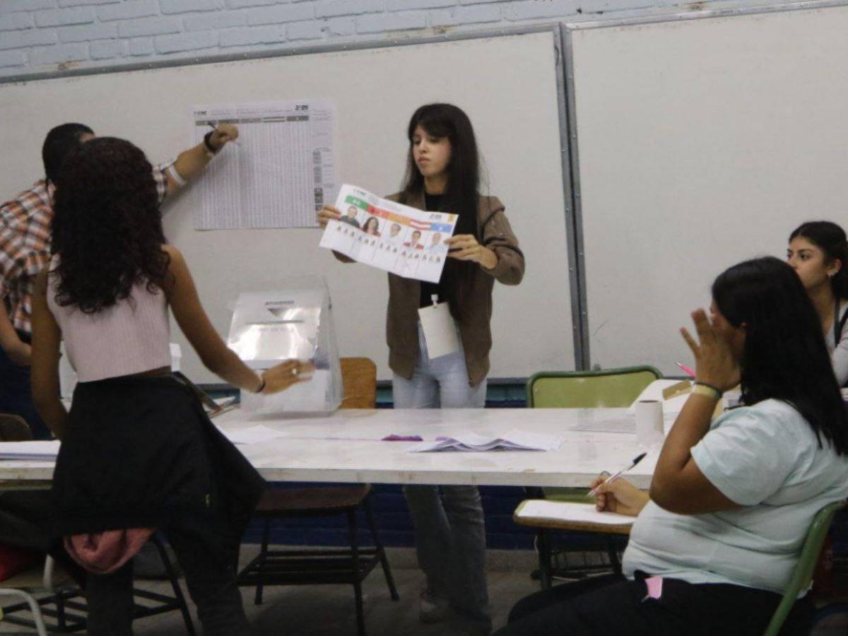 Hondureños entre anhelo de una Navidad tranquila y la incertidumbre por lentitud en resultados