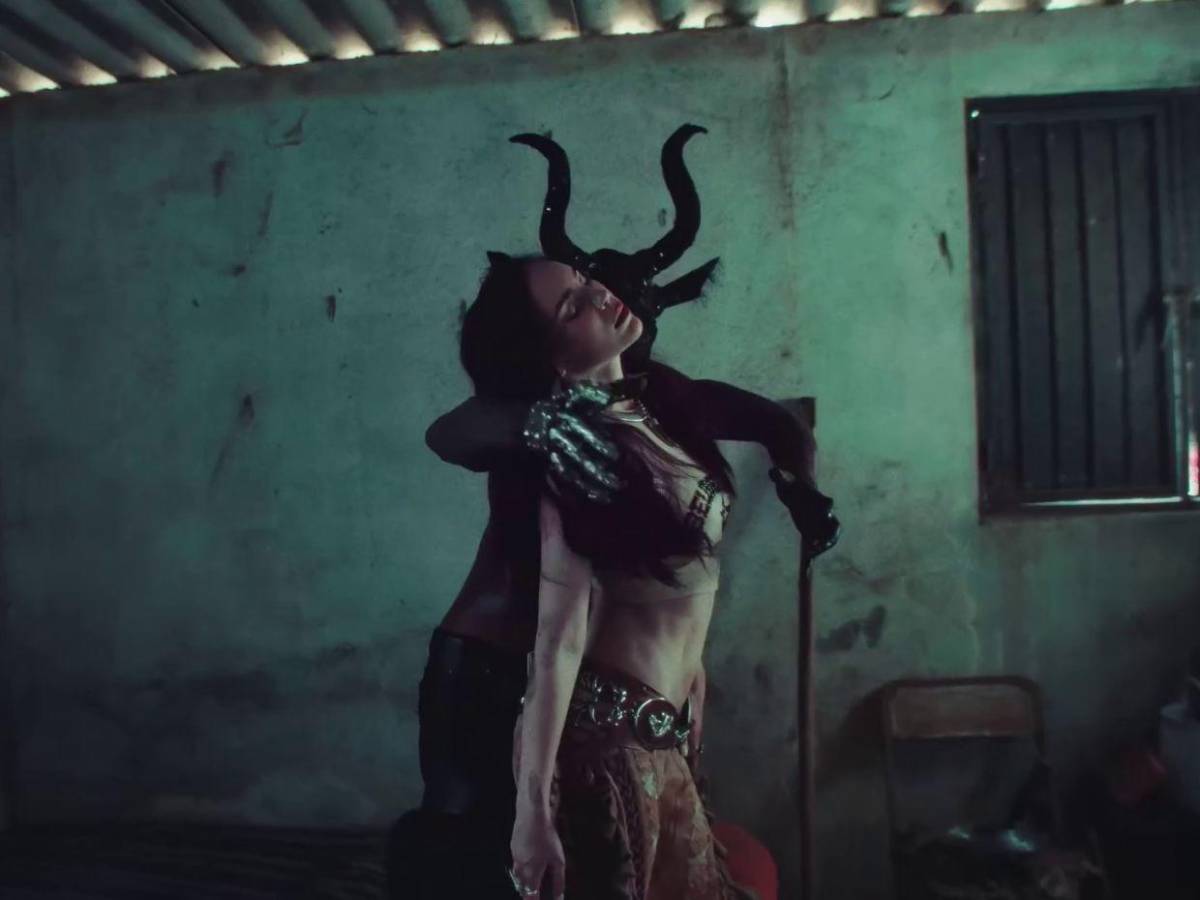 Belinda es acusada de adorar 'figuras demoníacas' en su nuevo video