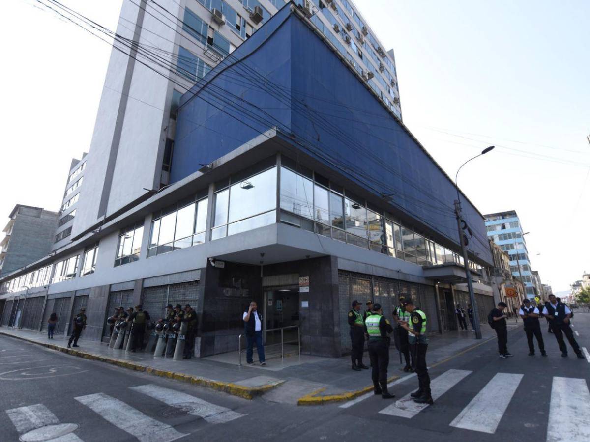 Retrasos, falta de material y ciudadanos sin sufragar: Perú extiende votaciones hasta el lunes