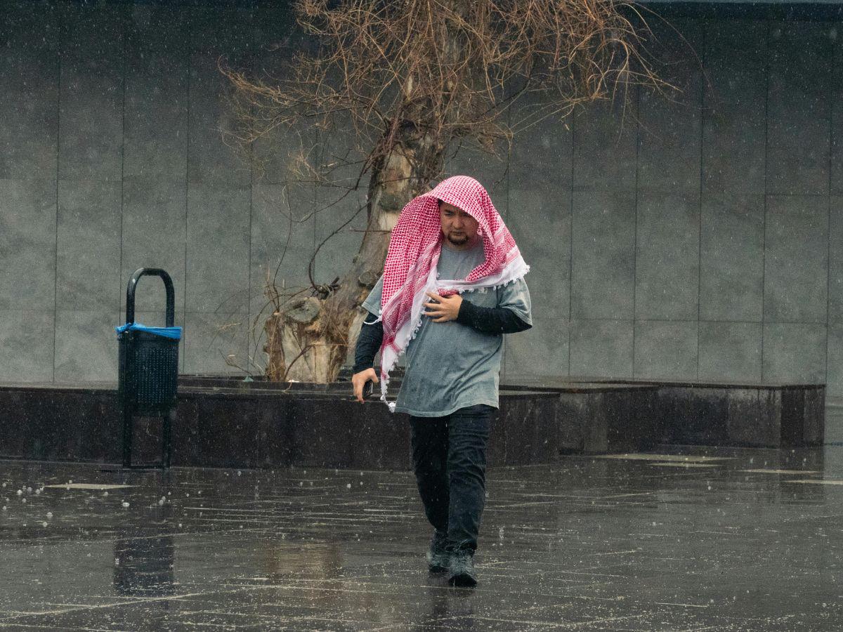 Anuncian que una onda tropical dejará varios días de lluvias en Honduras; piden prevención