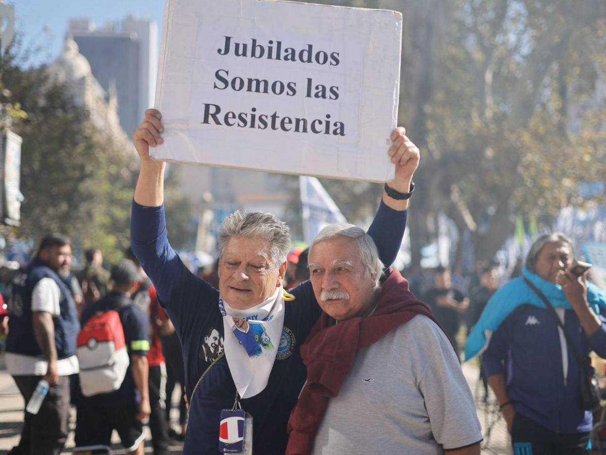 Miles de argentinos marchan contra las políticas de Milei en el Día del Trabajador