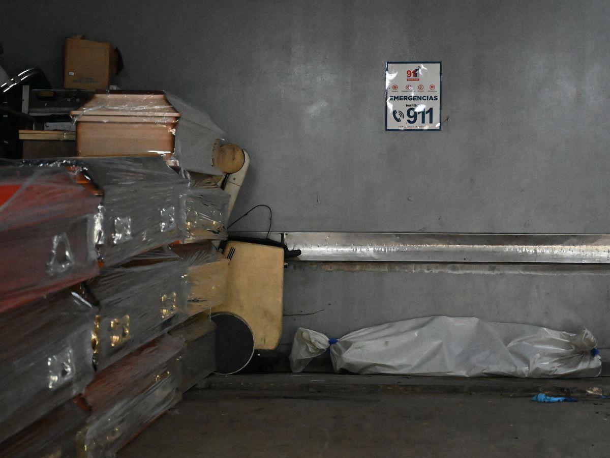 Los restos de una de las 46 mujeres fallecidas durante un incendio tras una reyerta entre internas del Centro de Adaptación Social de la Mujer (CEFAS), se ven en una bolsa mortuoria lista para ser entregada a sus familiares en el Centro de Medicina Legal y Ciencias Forenses de Tegucigalpa el 22 de junio de 2023.