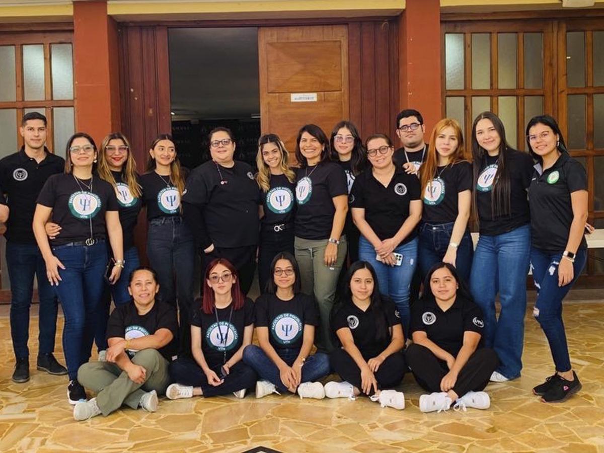<i>Alumnos de Psicología de UTH colaborando en proyectos de investigación con impacto comunitario.</i>