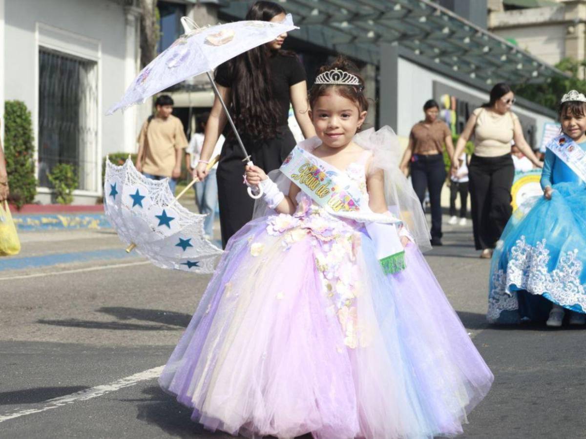 Pequeñas reinas estudiantiles se roban el corazón de los hondureños en los desfiles patrios