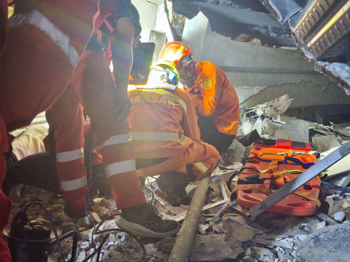 “No sé si sigue vivo o ya está muerto: Angustia tras el derrumbe de un internado en Indonesia