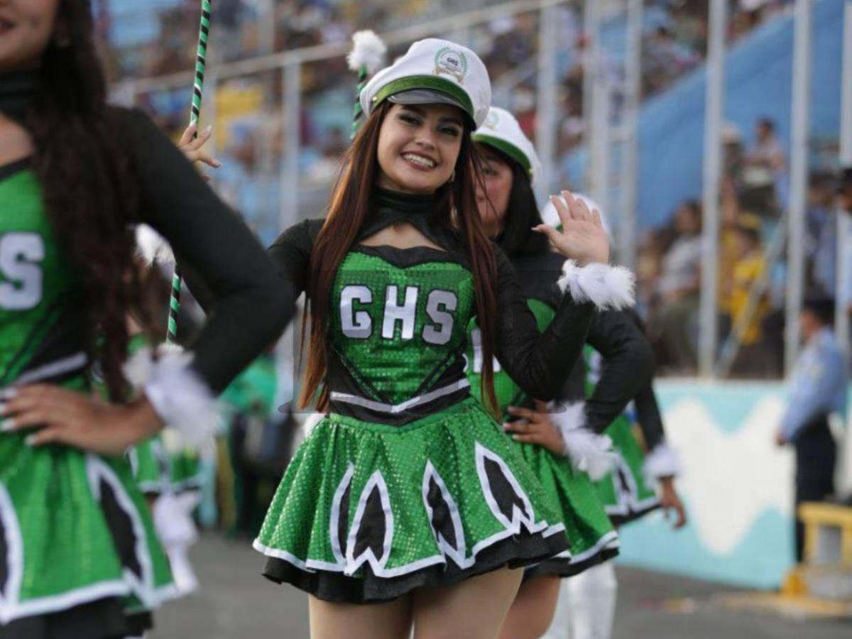 Por segunda vez, Michelle Sánchez vuelve a robar suspiros en los desfiles patrios