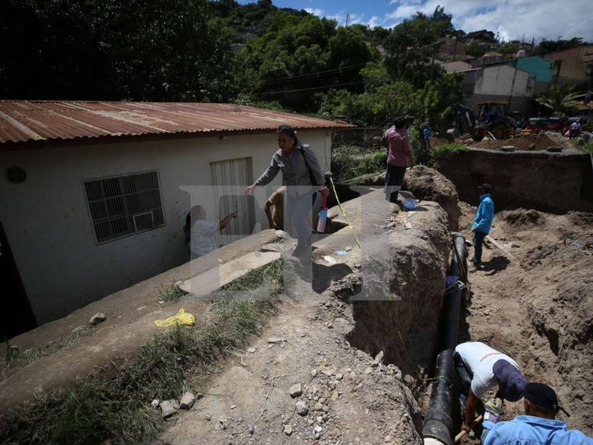 Avanzan obras en la colonia Reynel Fúnez ante socavón por colapso de caja puente
