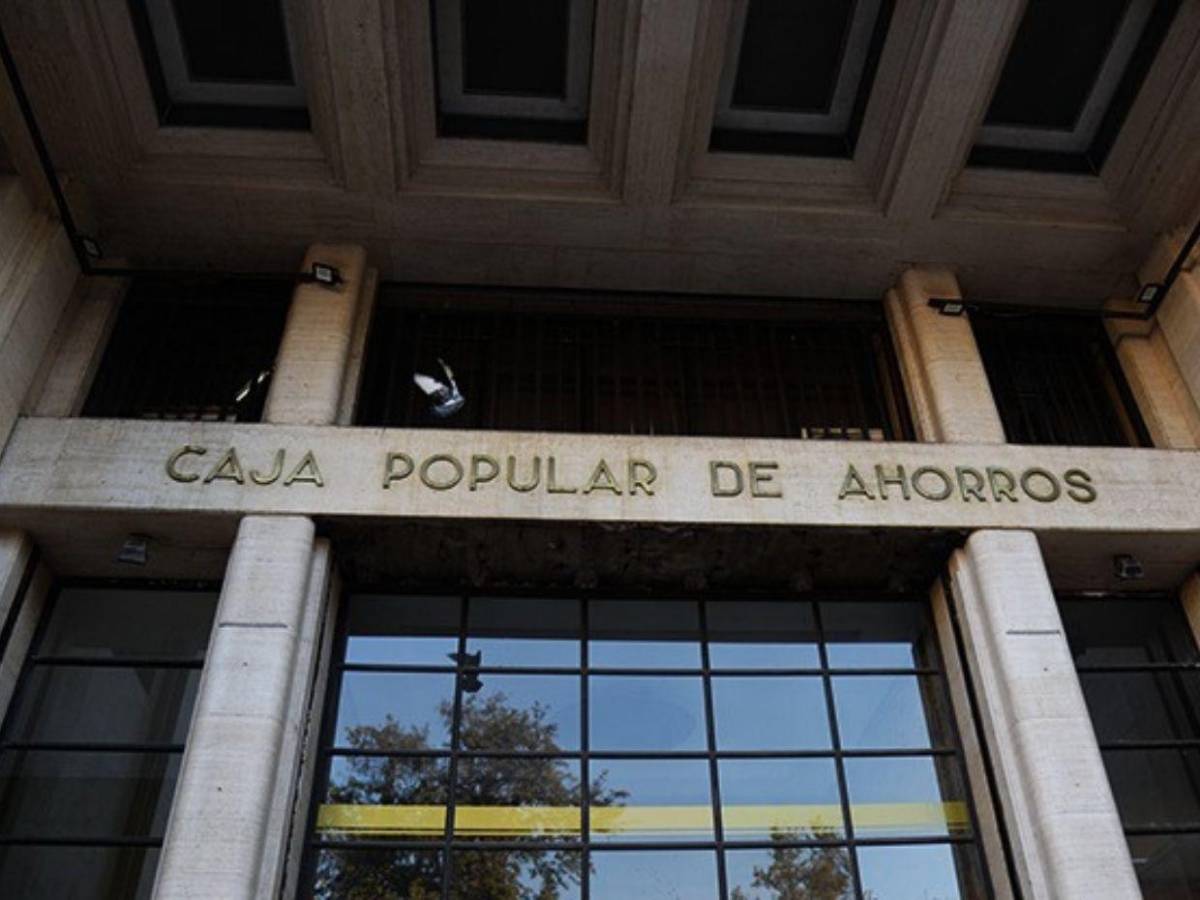 Pareja muere tras quedar atrapada en su auto por fuertes lluvias en Argentina