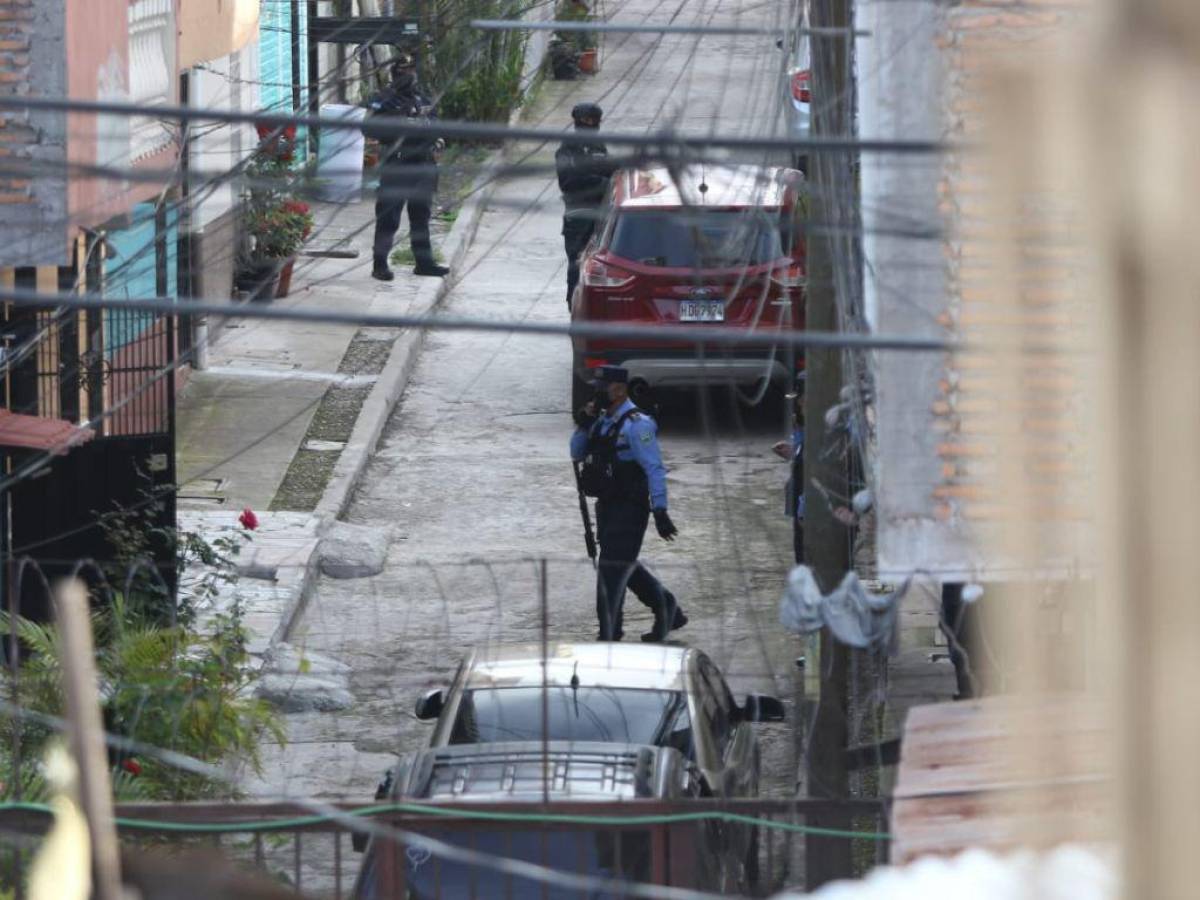 Momento en que agentes policiales realizan uno de los allanamientos en la colonia Prados Universitarios de la capital.