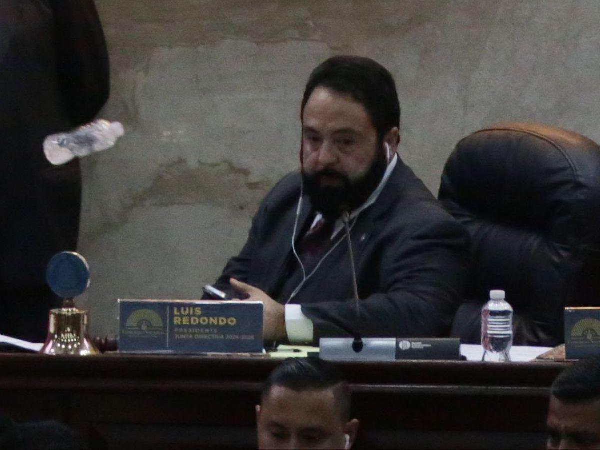 Lanzan botella con agua a Luis Redondo durante sesión en el Congreso Nacional Lanzan botella con agua a Luis Redondo durante sesión en el Congreso Nacional