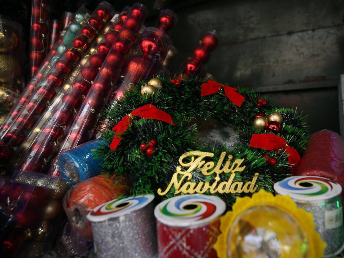 La Navidad se adelanta en los mercados capitalinos con luces y color