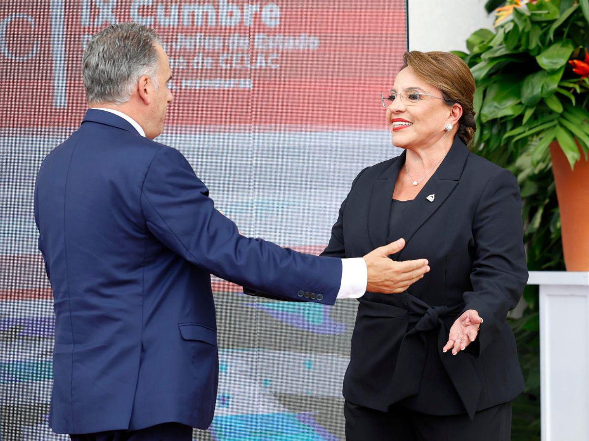 Besos y abrazos: Así dio la bienvenida Xiomara Castro a los presidentes en la Cumbre de la Celac