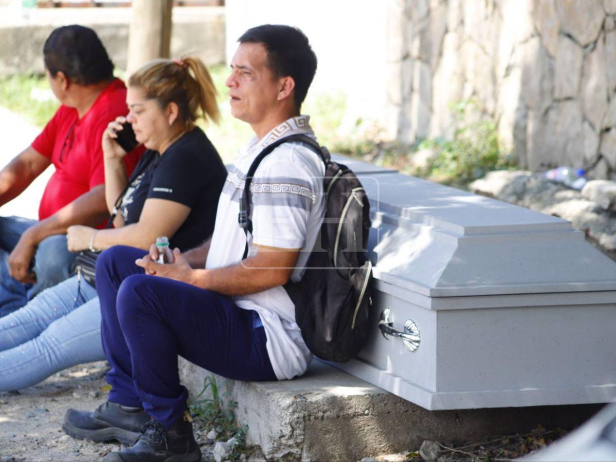 Familiares esperan restos de las víctimas de la matanza en San Manuel, Cortés