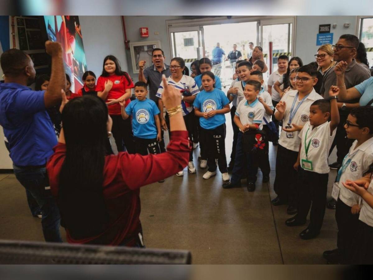 Los héroes ecológicos de Escuelas Amigables llevaron su alegría a Walmart
