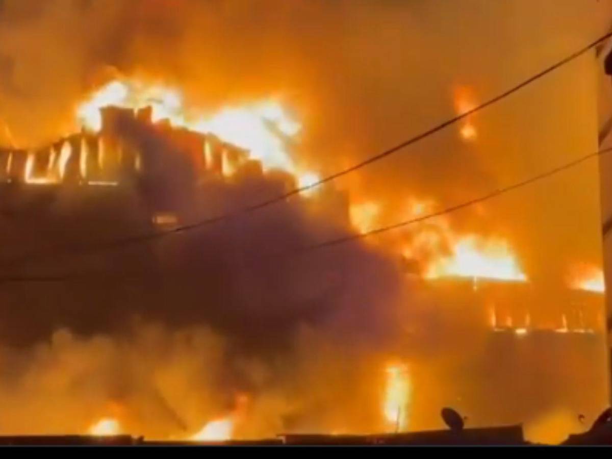 Incendio en Lima: bomberos luchan contra llamas en almacenes de juguetes