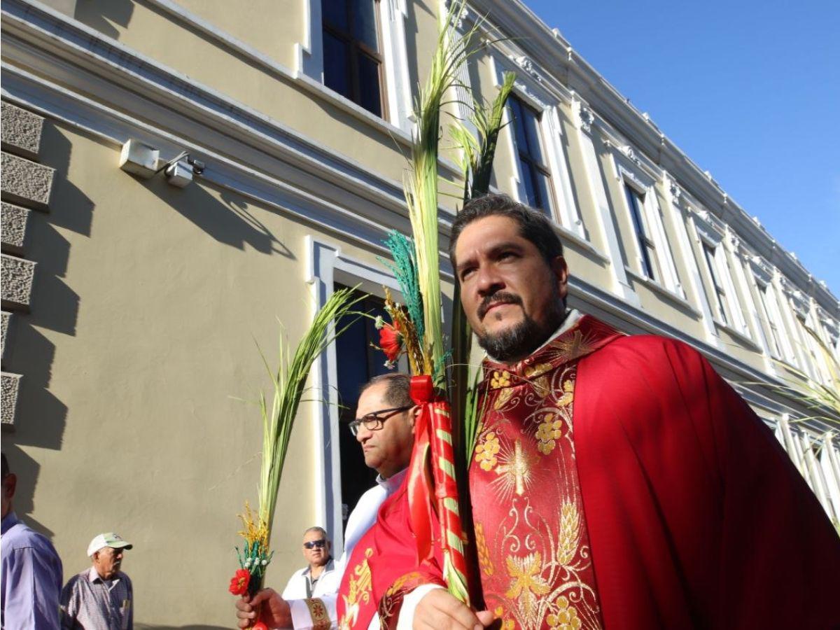 Con cantos y palmas en manos, feligreses conmemoran el Domingo de Ramos