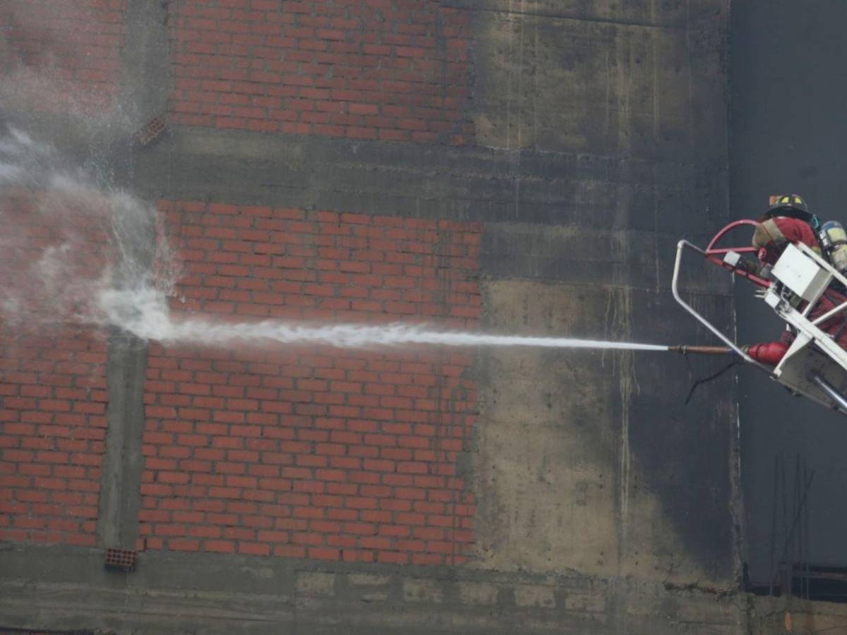 Incendio en Lima: bomberos luchan contra llamas en almacenes de juguetes