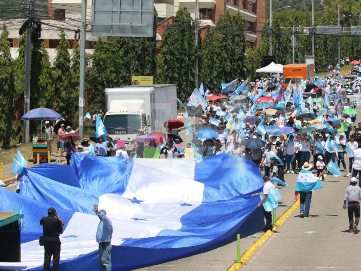 Sin banderas políticas: versículos y enormes pancartas, en la caminata de iglesias en Tegucigalpa