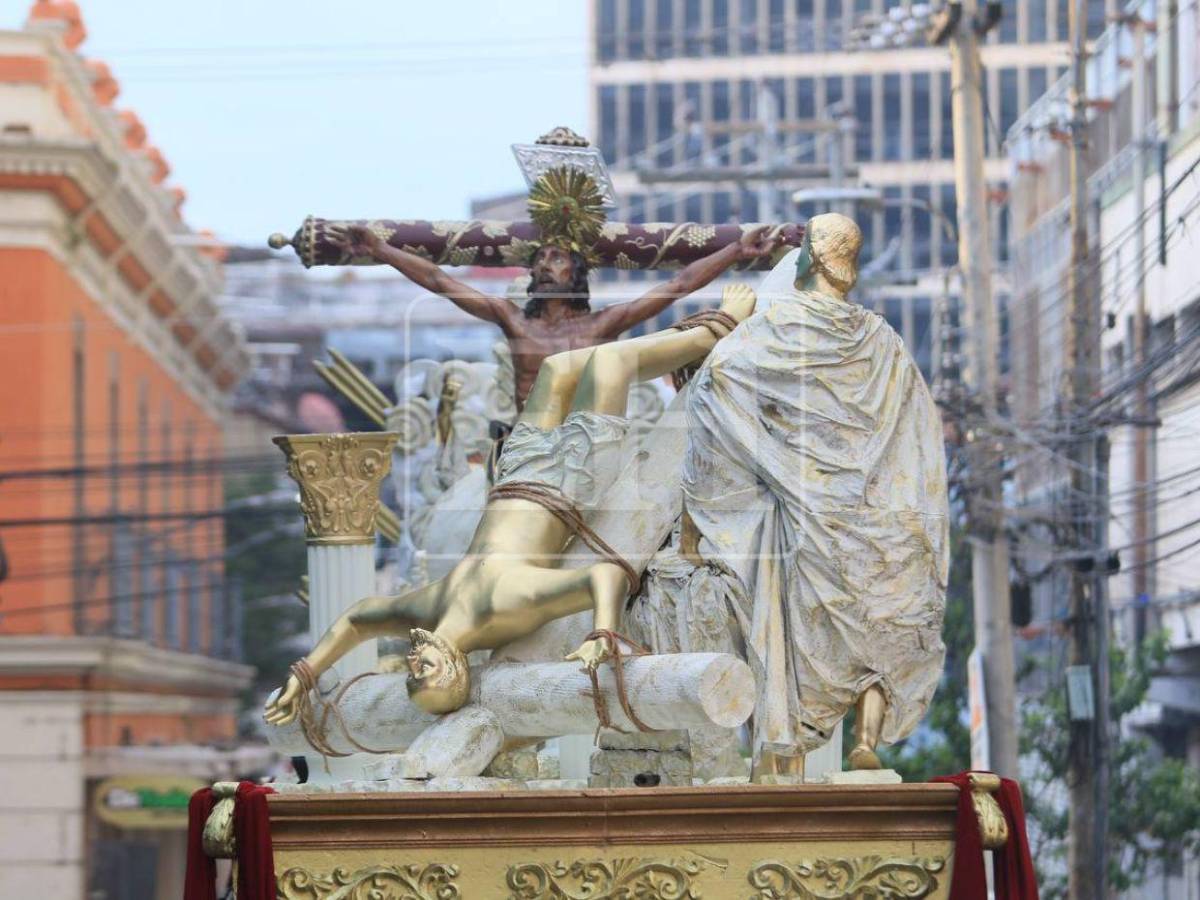 Solemne procesión del Santo Entierro recorre el centro de Tegucigalpa este Viernes Santo