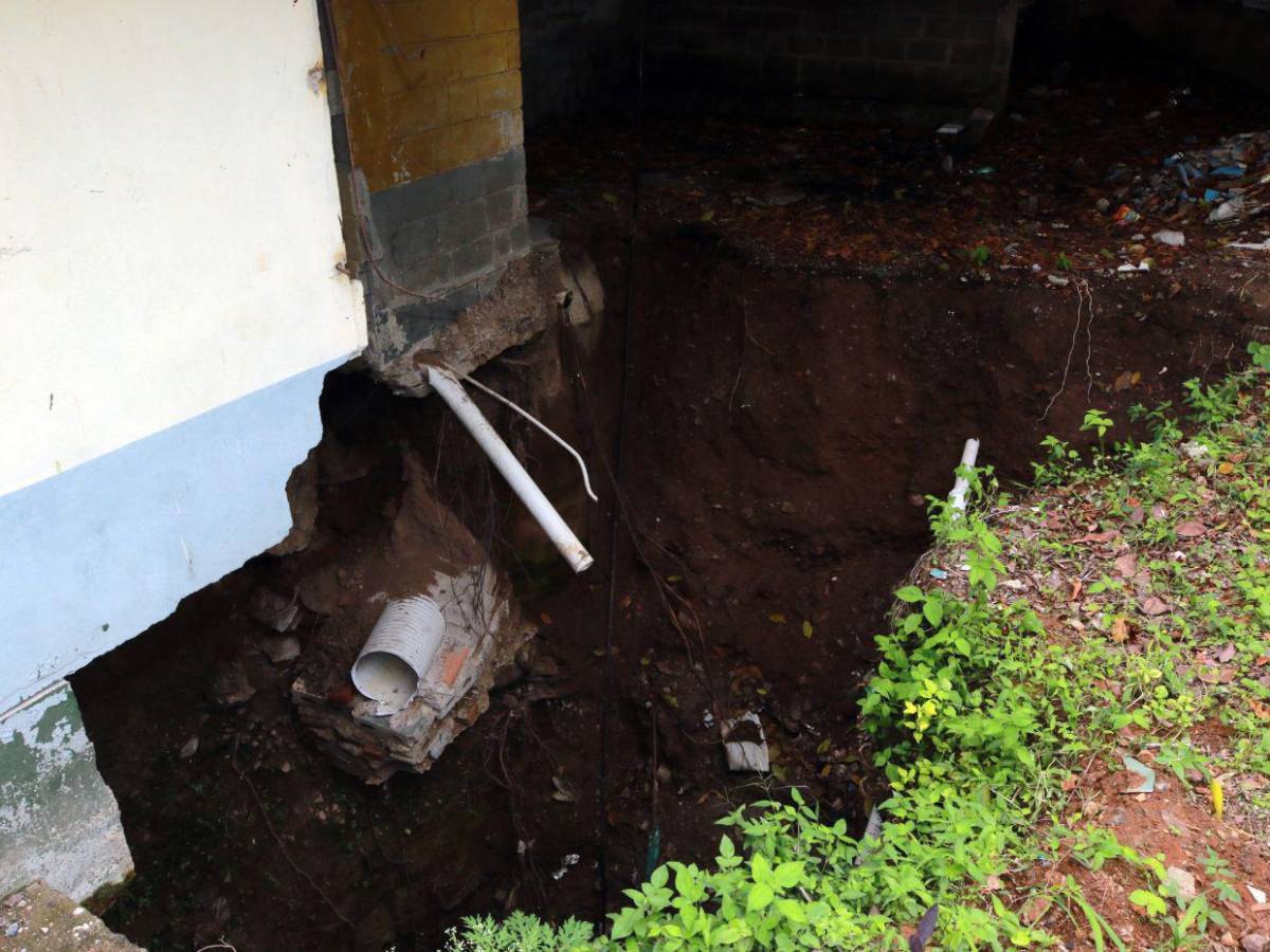 Socavones ponen en riesgo conductores y vecinos en distintos puntos de la capital