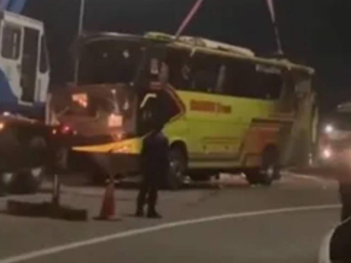 Tragedia en Indonesia: unos 16 muertos deja choque entre un autobús y camión cisterna