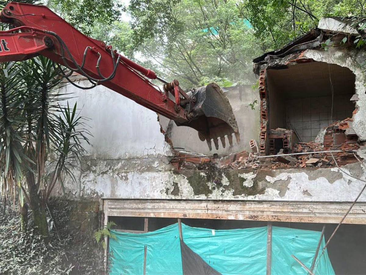 Derriban la casa de Pablo Escobar usada para rituales satánicos y drogas en Medellín