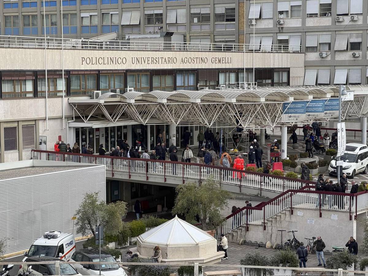 Con flores y velas frente a hospital, fieles improvisan altar por el papa Francisco