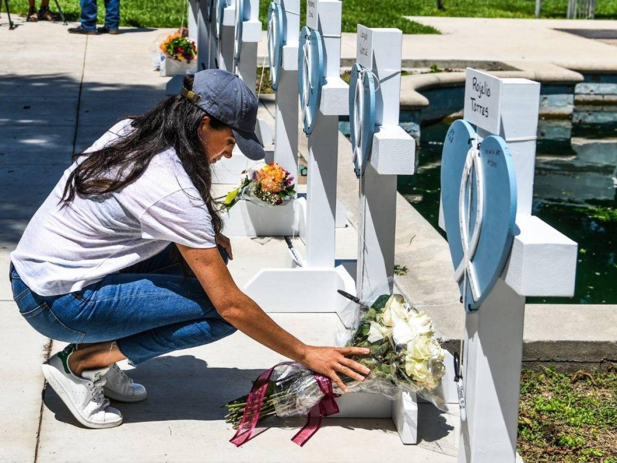 Meghan Markle visita memorial en honor a víctimas del tiroteo en escuela de Texas