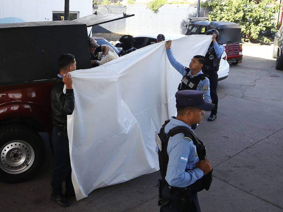 Imágenes de dolor e impotencia: acribillan a mototaxista en una gasolinera de Comayagüela