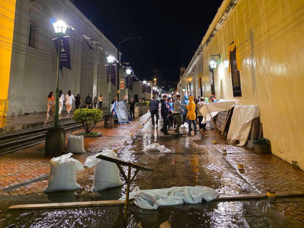 A contrarreloj, Comayagua reconstruye sus alfombras luego de las intensas lluvias