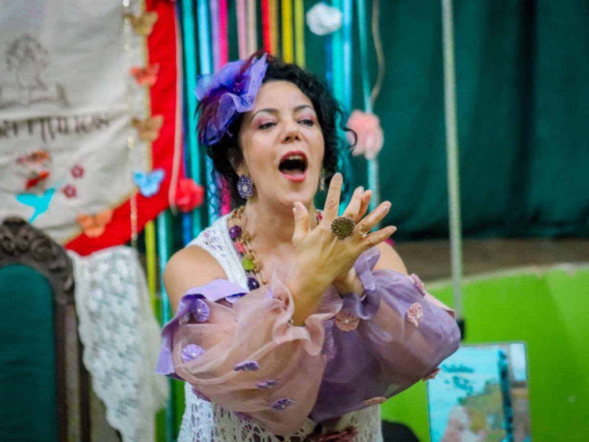 Drika es comunicadora y cuentacuentos, con una destacada trayectoria en las artes narrativas desde 2010.