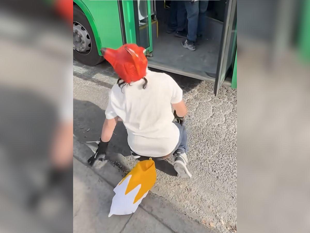 Por eso los atropellan: conductor de un autobús le cerró la puerta a un joven 'therian'