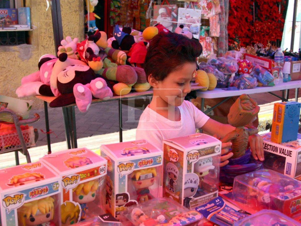 Pólvora, juguetes y adornos: hondureños comienzan a visitar los mercados por las fiestas de fin de año
