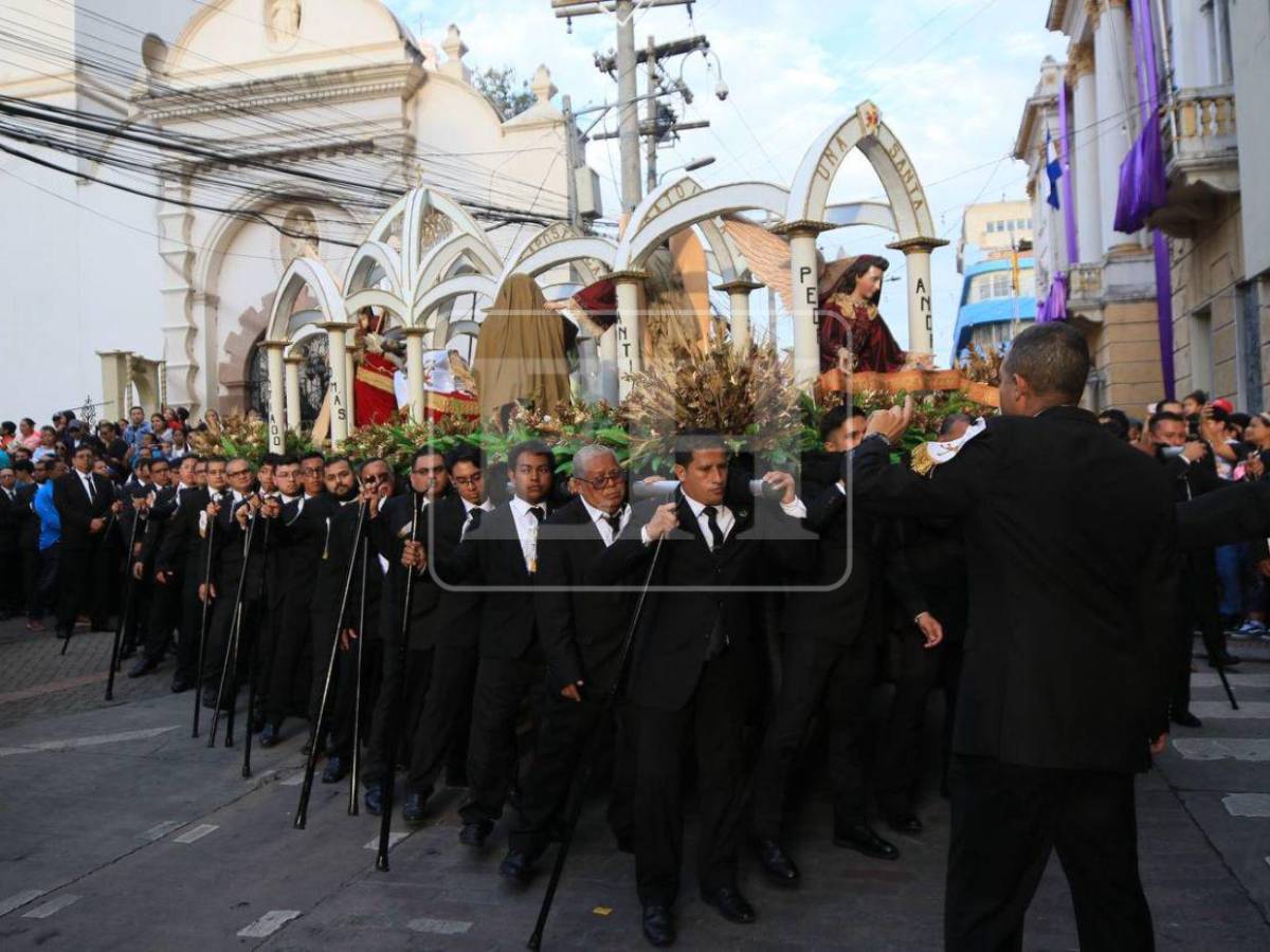 Solemne procesión del Santo Entierro recorre el centro de Tegucigalpa este Viernes Santo