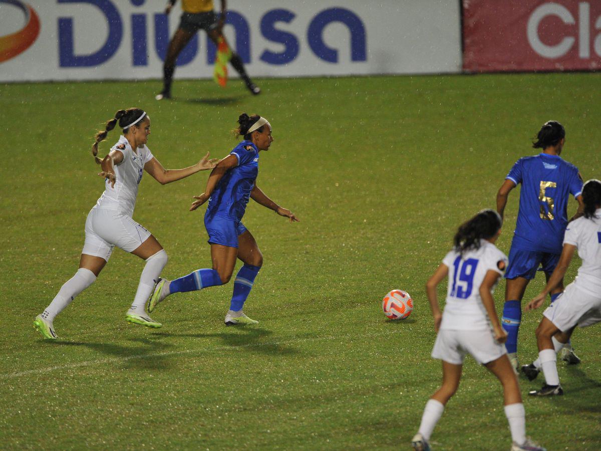 Las nicaragüenses demostraron dominio en el primer tiempo del partido.