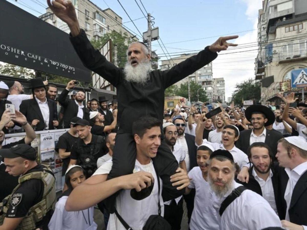 Peregrinos judíos celebran el Año Nuevo en Ucrania: “ninguna guerra puede pararnos”