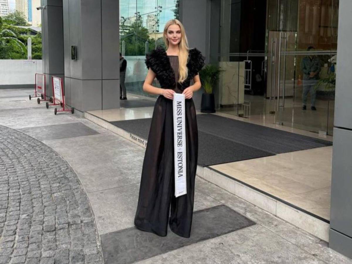 Miss Estonia causa sensación al presentarse como muñeca Barbie rumbo a Miss Universo