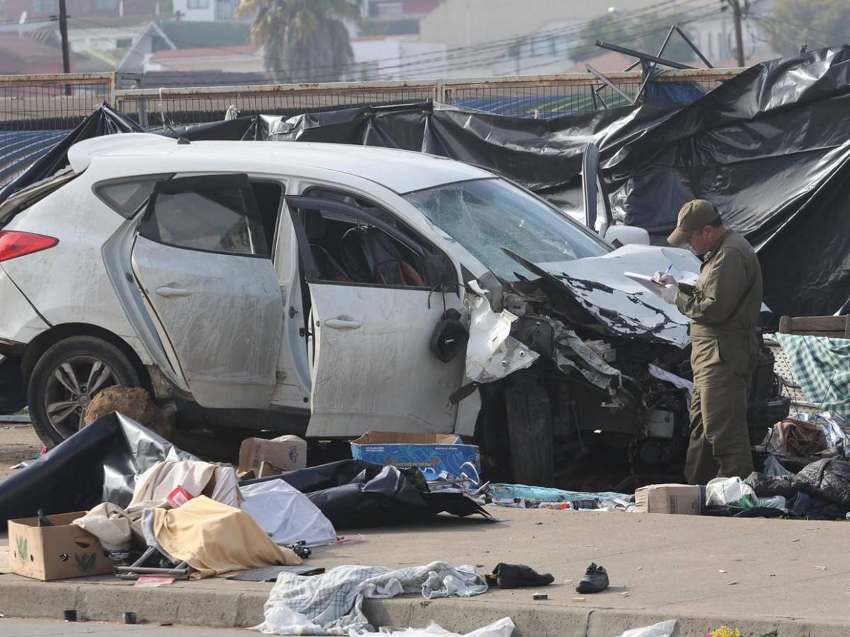 Vehículo a exceso de velocidad embiste feria en Chile y mata a seis personas