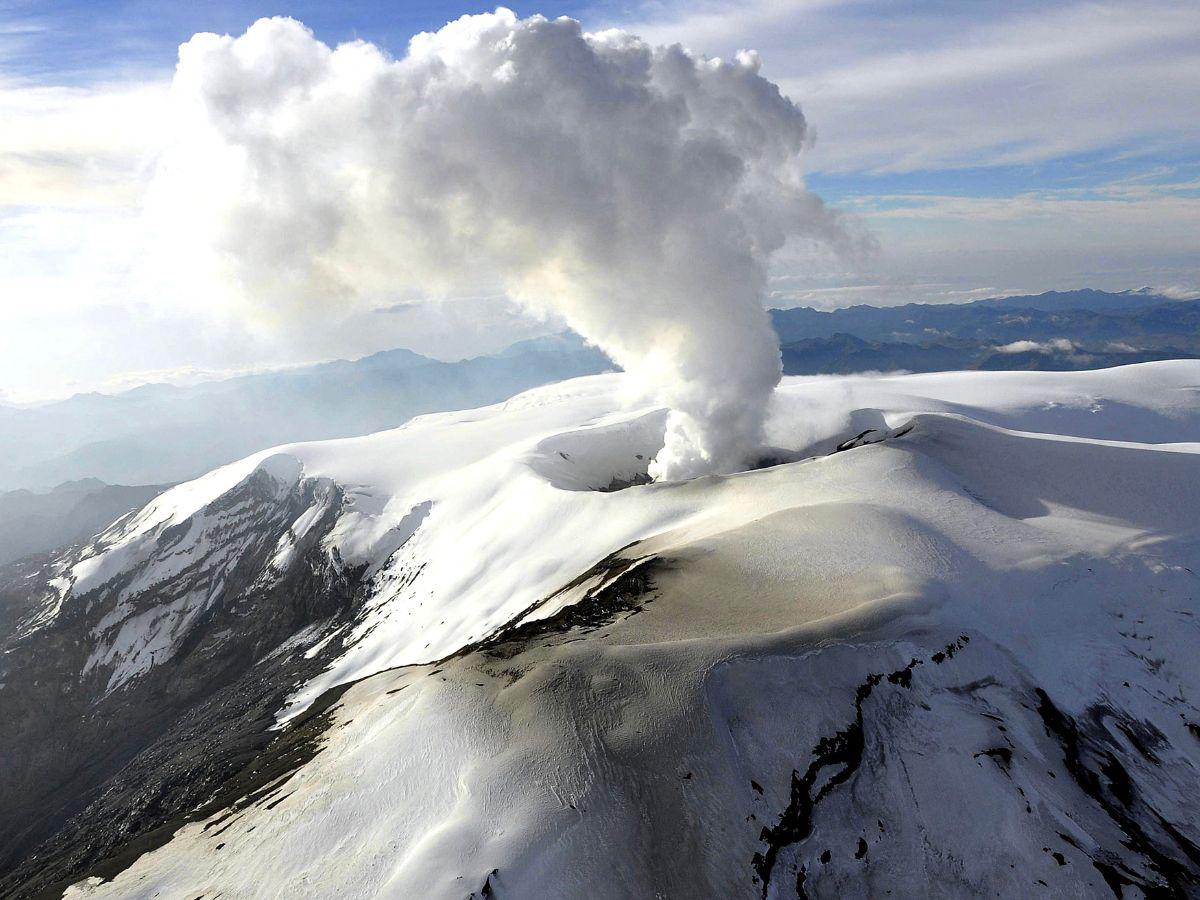 Evacuación y expectativa ante inminente erupción de volcán Nevado del Ruiz en Colombia