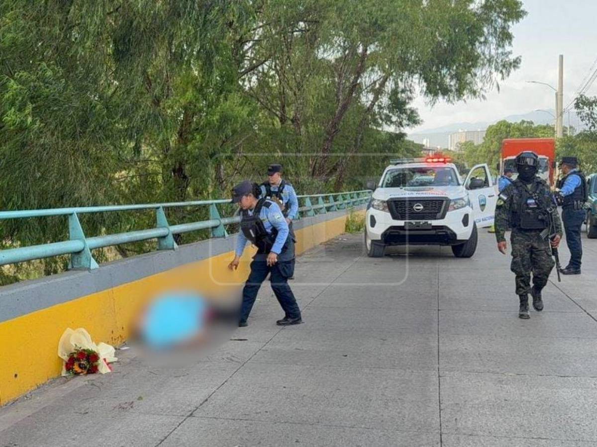Un celular, unas flores y una nota: escena donde quedó el cuerpo de Winiker Galeas en la vía rápida