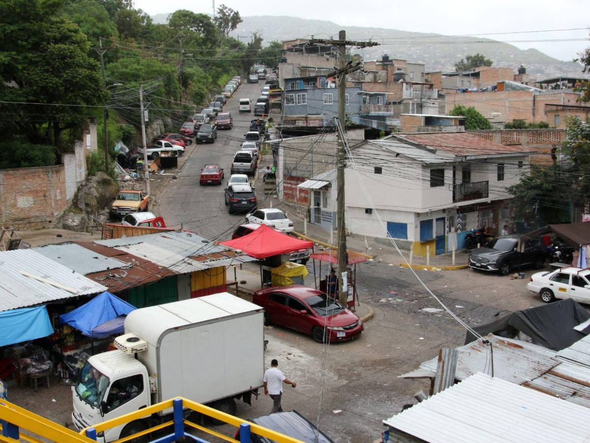 Vehículos mal estacionados colapsan el acceso a la colonia Centroamérica Oeste