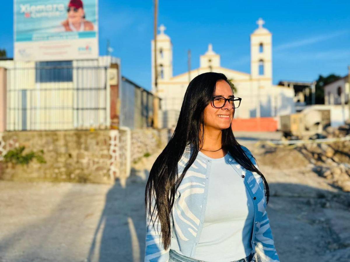 Isis Cuéllar sigue repartiendo dinero tras escándalo con Sedesol; dio L20 mil para un carwash