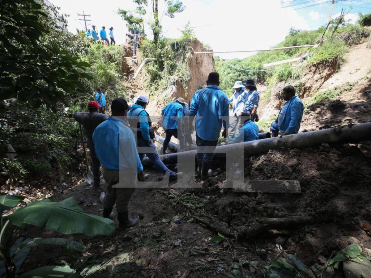 Avanzan obras en la colonia Reynel Fúnez ante socavón por colapso de caja puente