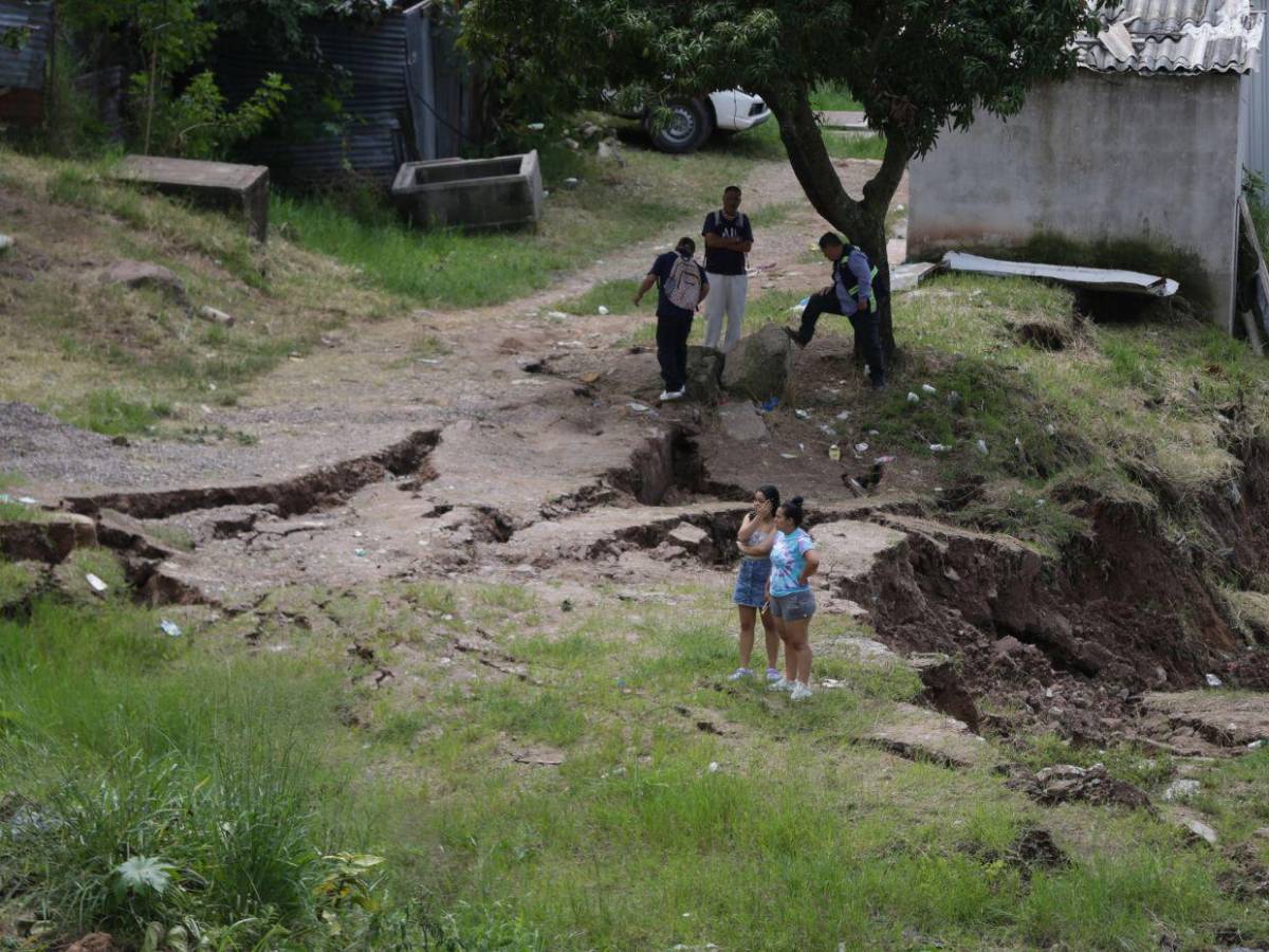 Con miedo y sin dormir:  Familias de la Guillén temen nuevos derrumbes en la zona cero