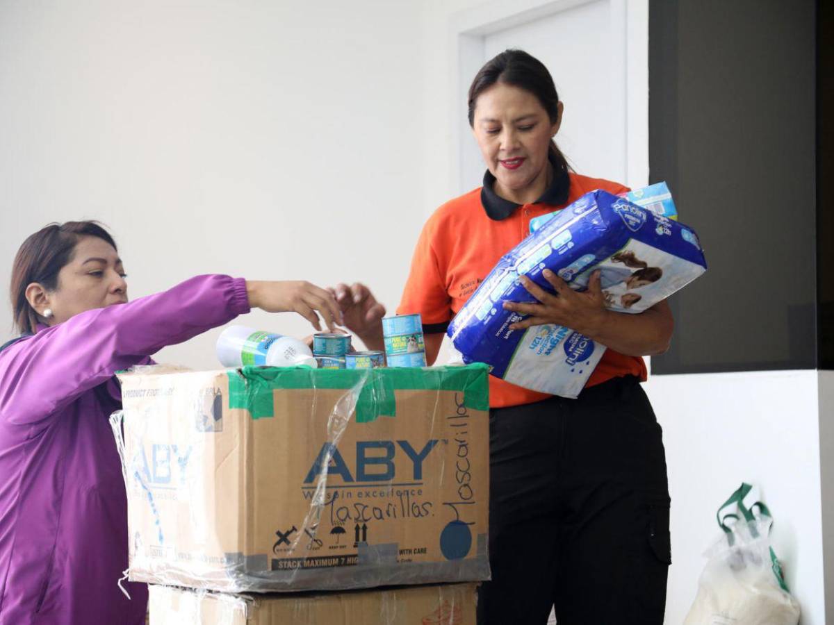 Hay que buscar evacuar rápido, yo perdí todo: habitantes de La Guaira siguen recibiendo ayuda tras terremoto