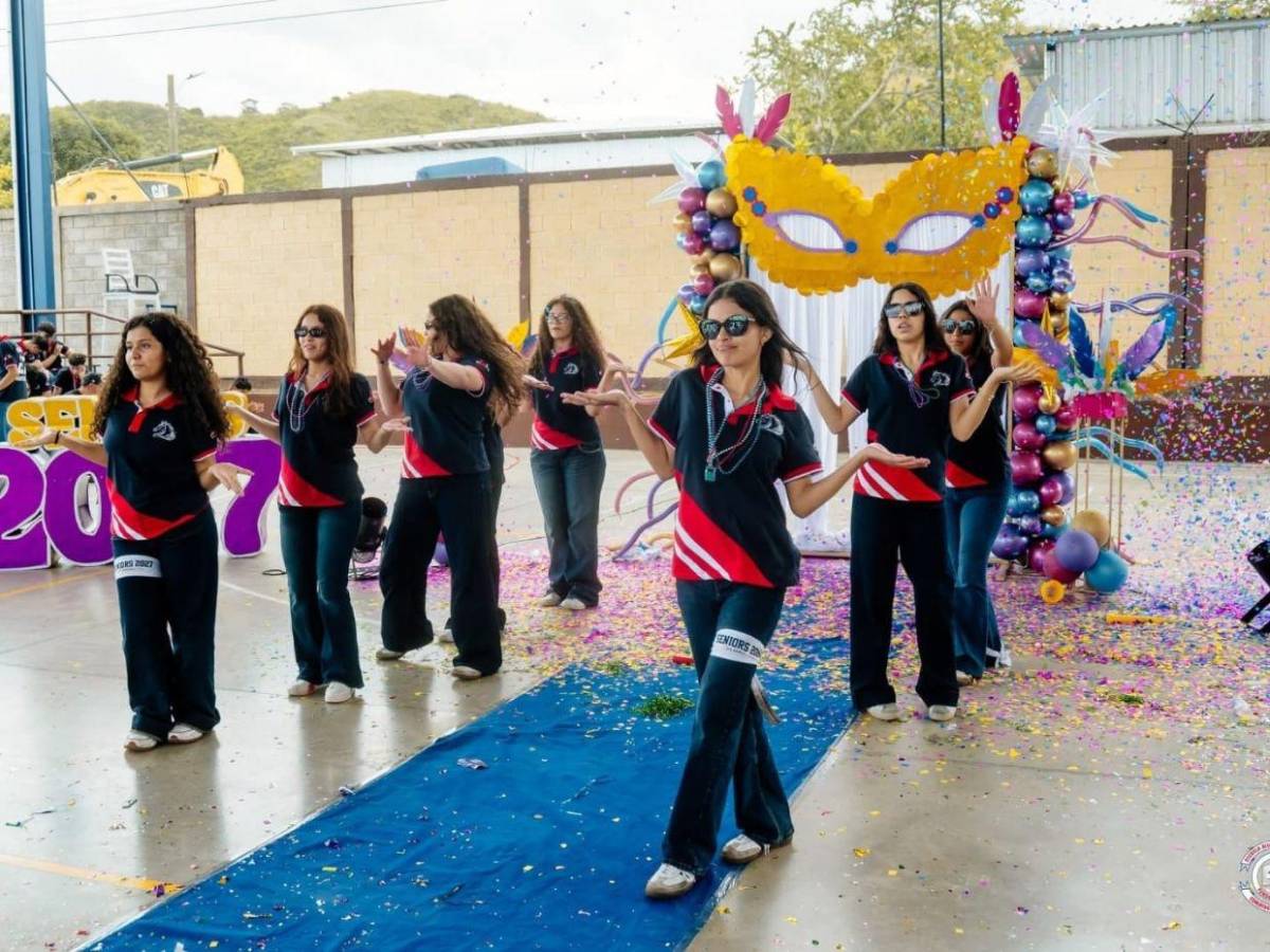 Al ritmo de carnaval, seniors de Escuela Bilingue Honduras hacen su entrada