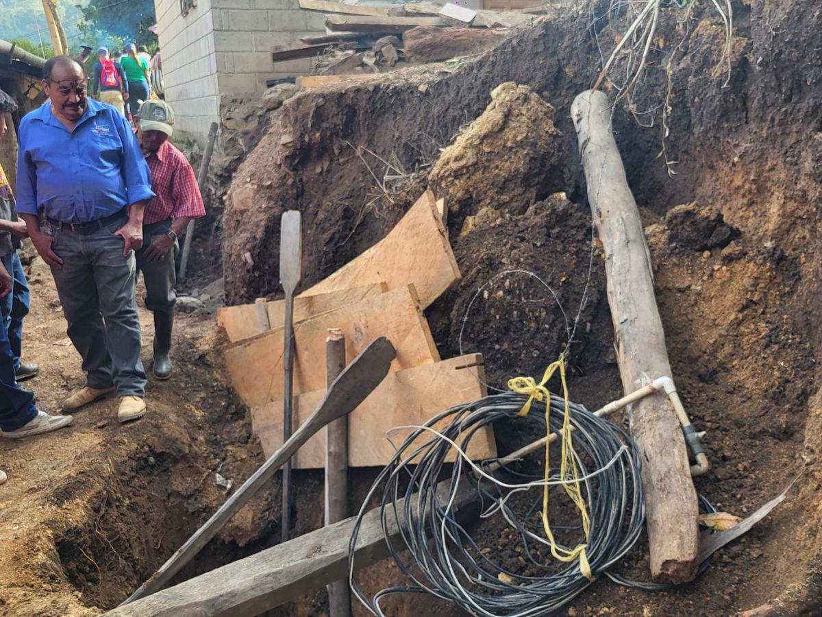 Un derrumbe lo soterró mientras trabajaba: Merlín Vásquez murió y dos primos lograron sobrevivir