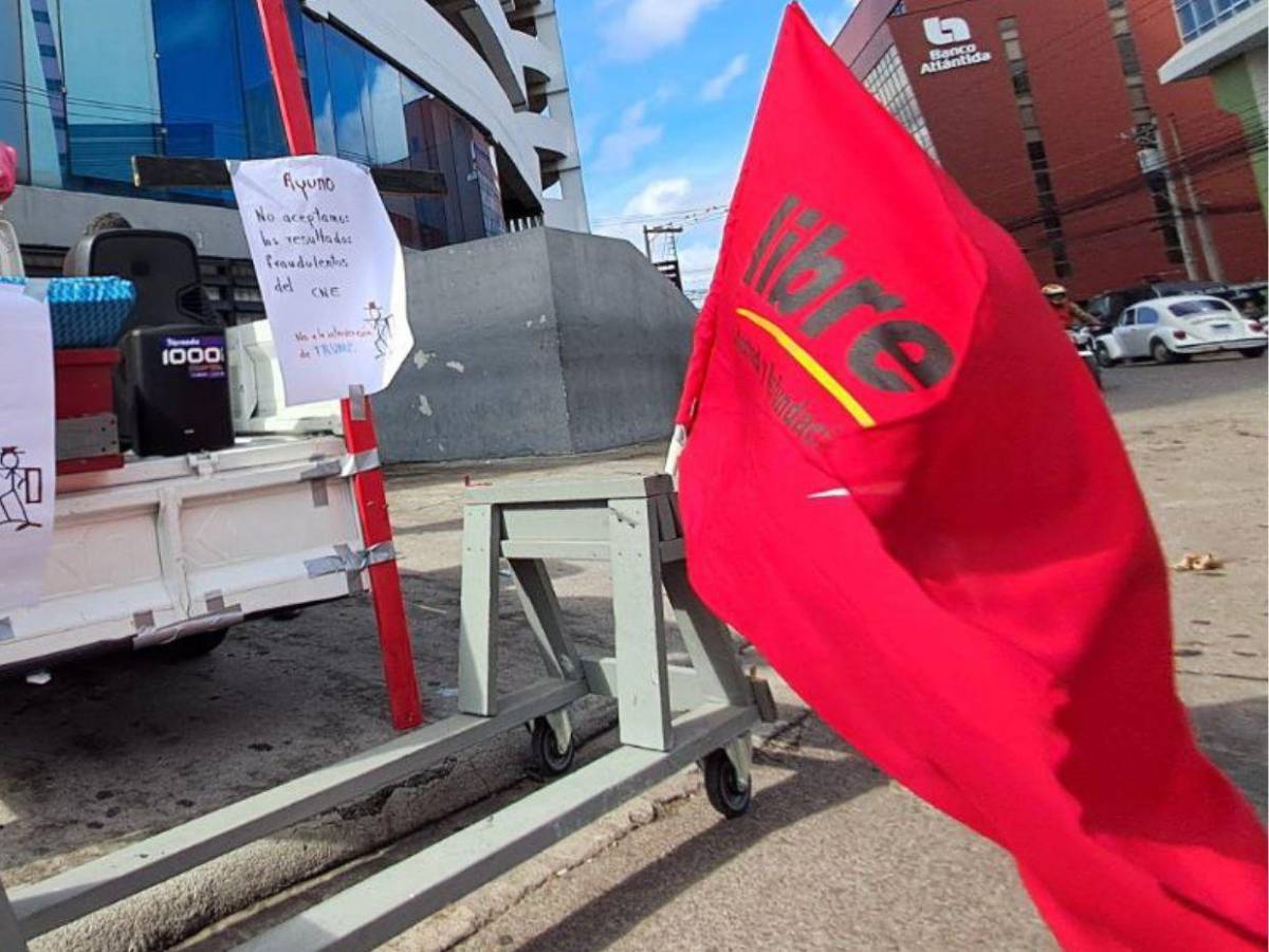 Militante de Libre realiza huelga de hambre frente al RNP: No aceptamos los resultados
